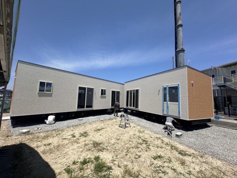 トレーラーハウスの配送および設置！ | 大阪で新築一戸建て